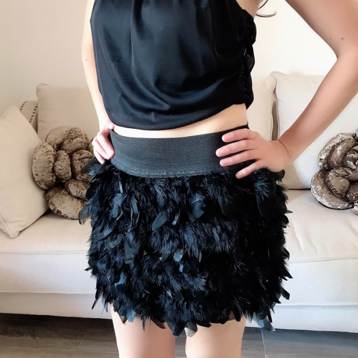 Minifalda de plumas negra